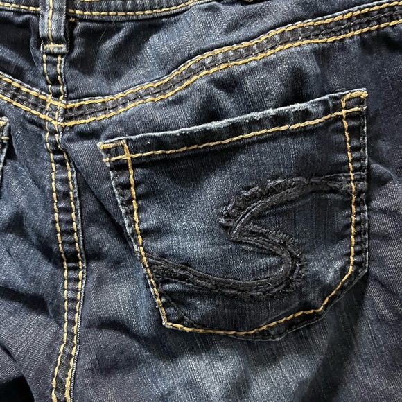Silver jeans capris size W27. Dark wash. - Picture 2 of 4